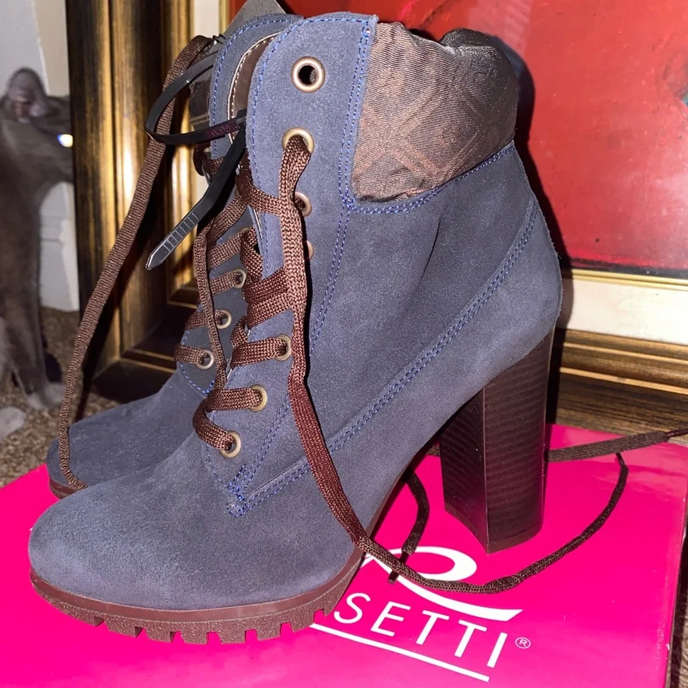 Real leather booties , look super comfy and warm - Picture 3 of 3